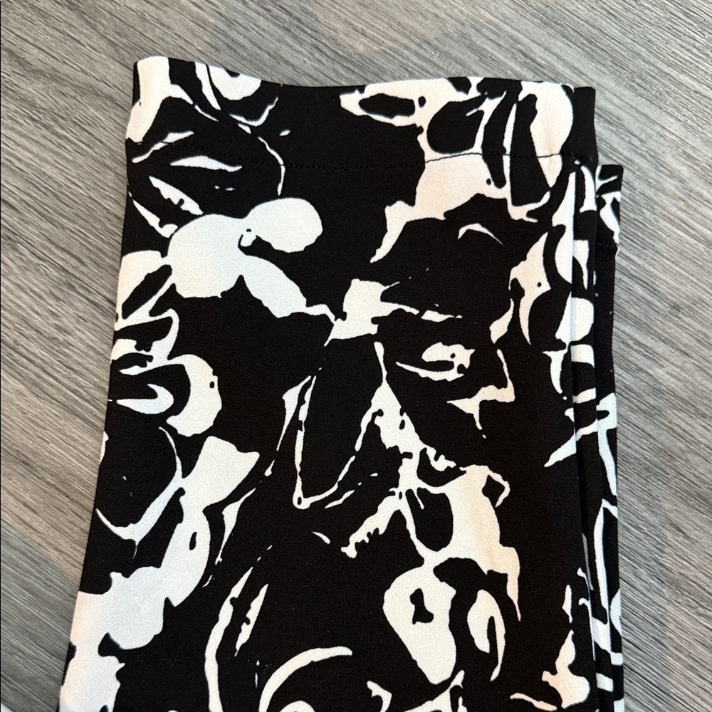 HUE Black and White Floral Leggings EUC - Picture 3 of 7